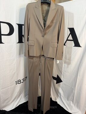 Gucci Women's Tan Wool Poly Pantsuit Size 38 2-Piece Blazer  Made in Italy